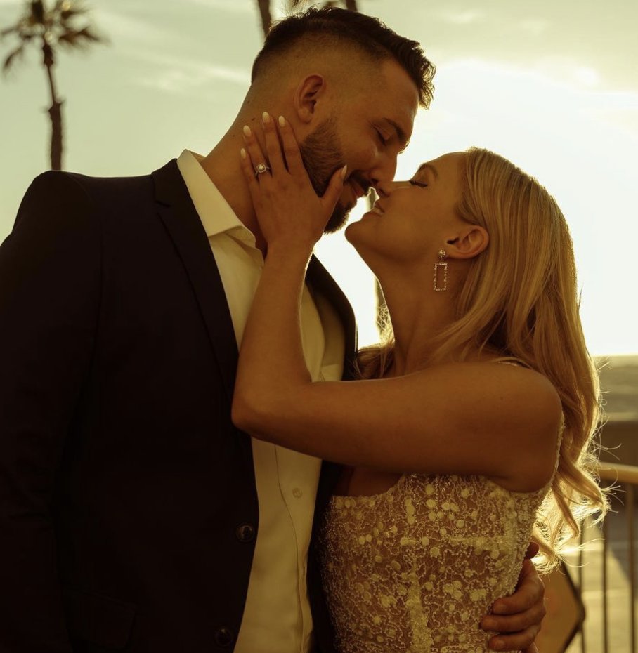 BeachHouseHotel's tweet photo. If Hermosa's your honeymoon destination, Beach House is your hub for all things new hubby-wife. Love is in the air!

📸: @cam.alexiis

#ImageDescription: A couple kisses on the porch of a BHH suite in front of the setting sun over the ocean. https://t.co/5pEYbfohbt