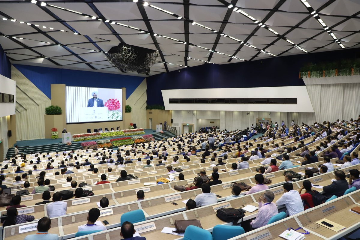 HardeepSPuri's tweet photo. Interacted with domestic &amp; global stakeholders of rapidly growing #GreenHydrogen Sector, an important component of 🇮🇳’s green energy transition &amp; efforts for energy self-sufficiency by 2047 under leadership of PM @narendramodi Ji, at International Conference on Green Hydrogen. https://t.co/IbHcXRb8Z9