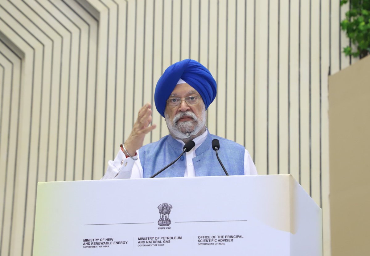 HardeepSPuri's tweet photo. Interacted with domestic &amp; global stakeholders of rapidly growing #GreenHydrogen Sector, an important component of 🇮🇳’s green energy transition &amp; efforts for energy self-sufficiency by 2047 under leadership of PM @narendramodi Ji, at International Conference on Green Hydrogen. https://t.co/IbHcXRb8Z9