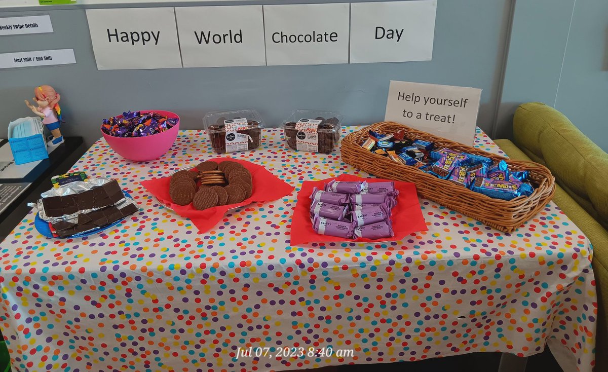 JulieL669's tweet photo. When you go to work &amp; it's world chocolate day🍪🍫😜 https://t.co/zdg8k0AgcZ