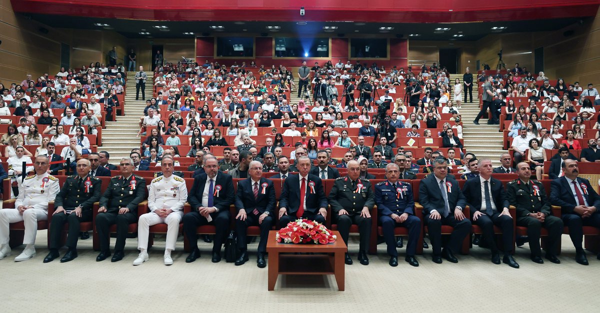 Akparti's tweet photo. Cumhurbaşkanımız Recep Tayyip Erdoğan, 10. Dönem Müşterek Komuta ve Kurmay Eğitimi, 5. Dönem Komuta ve Kurmay Eğitimi ve 12. Dönem Karargâh Subaylığı Eğitimi Mezuniyet Töreni'ne katıldı. https://t.co/mPcqsw9pje