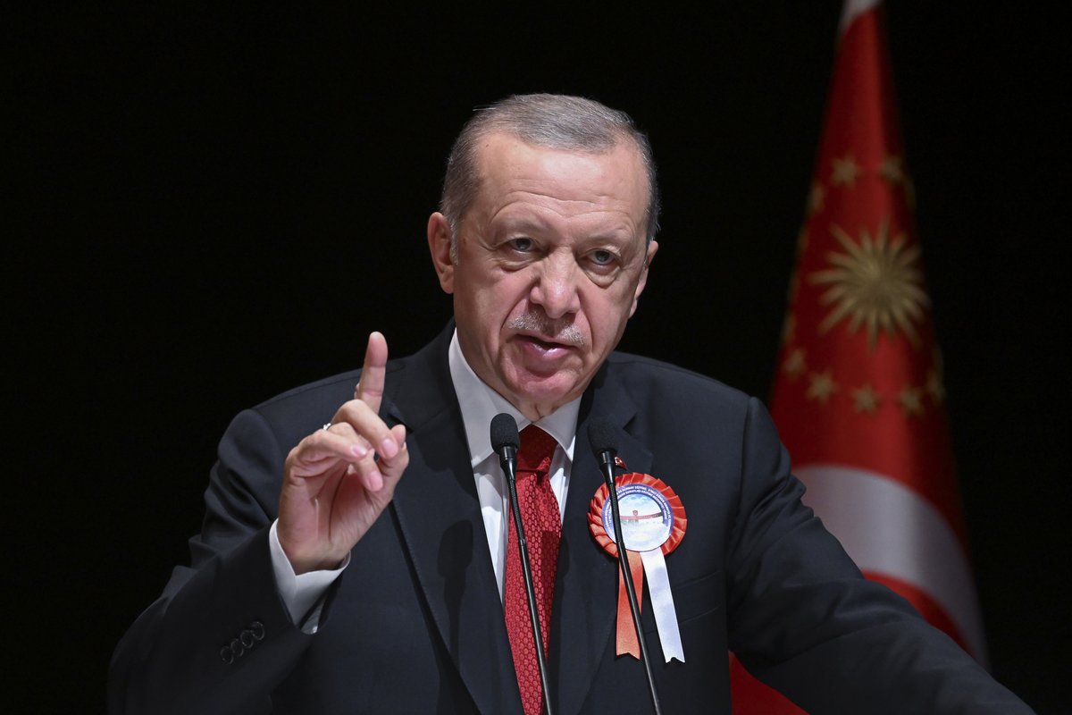 Akparti's tweet photo. Cumhurbaşkanımız Recep Tayyip Erdoğan, 10. Dönem Müşterek Komuta ve Kurmay Eğitimi, 5. Dönem Komuta ve Kurmay Eğitimi ve 12. Dönem Karargâh Subaylığı Eğitimi Mezuniyet Töreni'ne katıldı. https://t.co/mPcqsw9pje