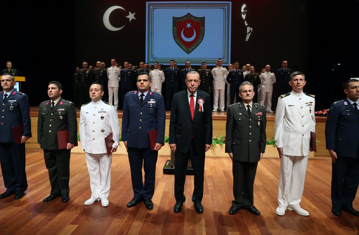 Akparti's tweet photo. Cumhurbaşkanımız Recep Tayyip Erdoğan, 10. Dönem Müşterek Komuta ve Kurmay Eğitimi, 5. Dönem Komuta ve Kurmay Eğitimi ve 12. Dönem Karargâh Subaylığı Eğitimi Mezuniyet Töreni'ne katıldı. https://t.co/mPcqsw9pje