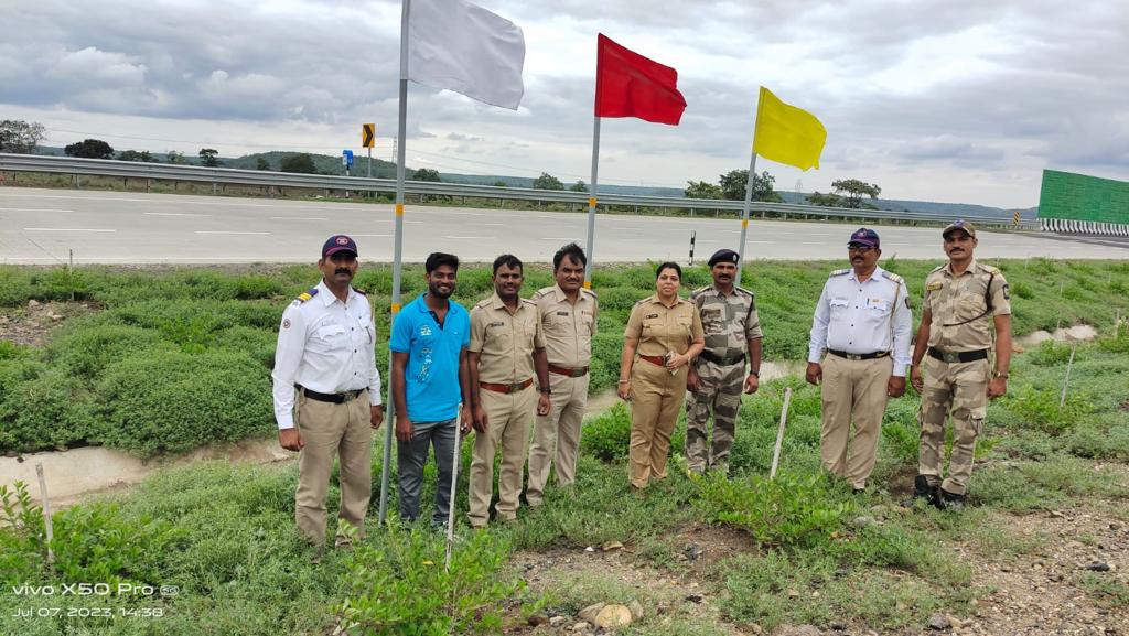 Highway_Nagpur's tweet photo. Coloured flags mounted at important points along the #SamruddhiMahamarg to avert road hypnosis. As many as 188 crashes have occurred on the expressway due to Highway Hypnosis, in the last six months. https://t.co/J4CRQvVXCf