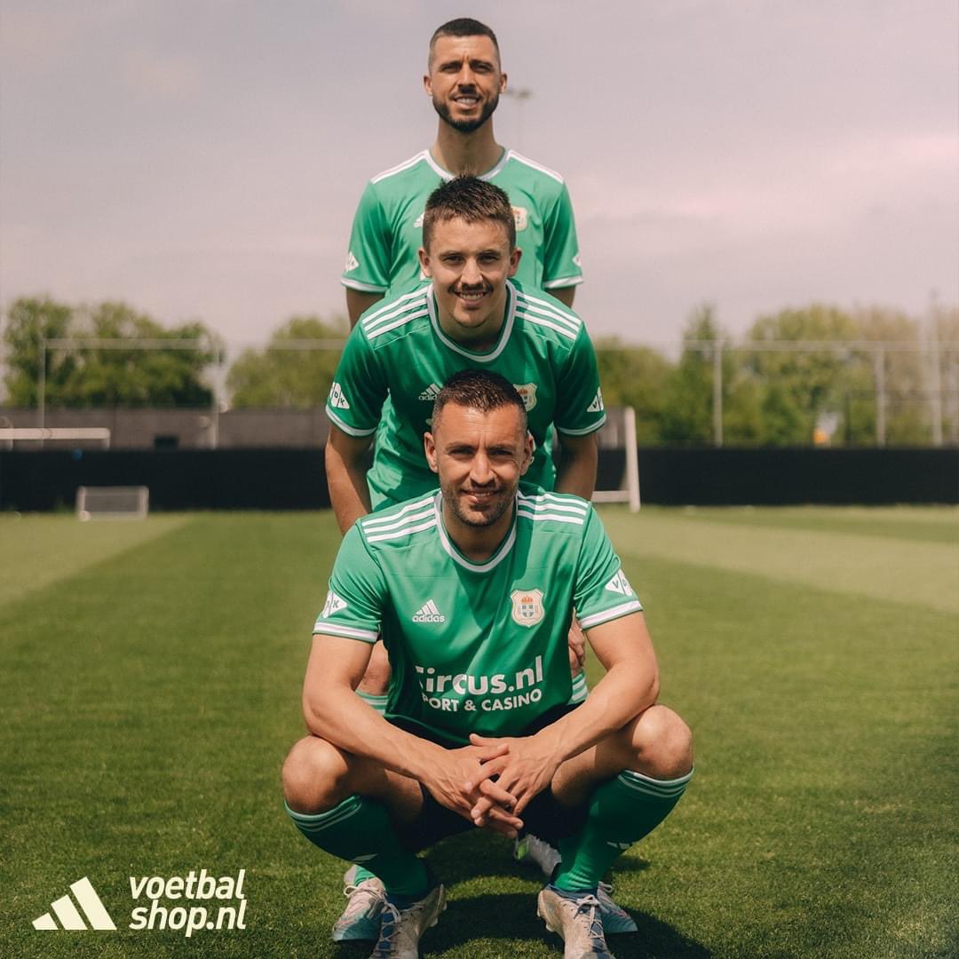 Maartenvenema's tweet photo. By far het allermooiste PEC shirt sinds Dr. Schupp. Morgen maar weer langs de fanshop 😍. En nu absoluut geen uitwedstrijden in het thuisshirt spelen. Al zul je daar in Sittard niet aan ontkomen. https://t.co/mEjrXiTkvz