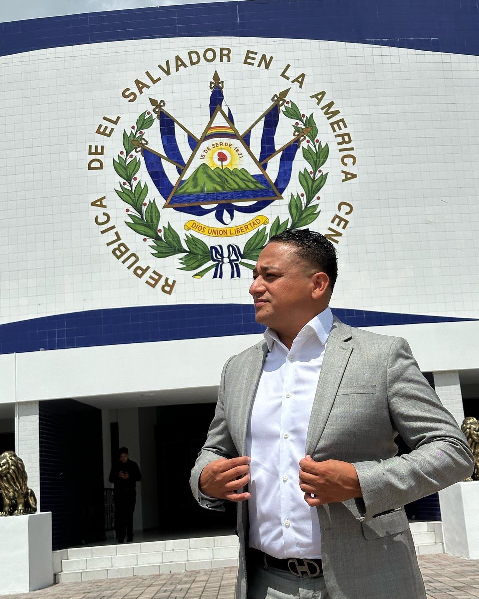 chepeelzol's tweet photo. @nayibbukele Viajar te convierte en un narrador de historias 🇸🇻⛰️🏟️🏖️🏕️ 

#elsalvador #sivar #parati #fyp #turismo #viajar #viajandoconchepe @MilenaMayorga https://t.co/vyMsPmT1af