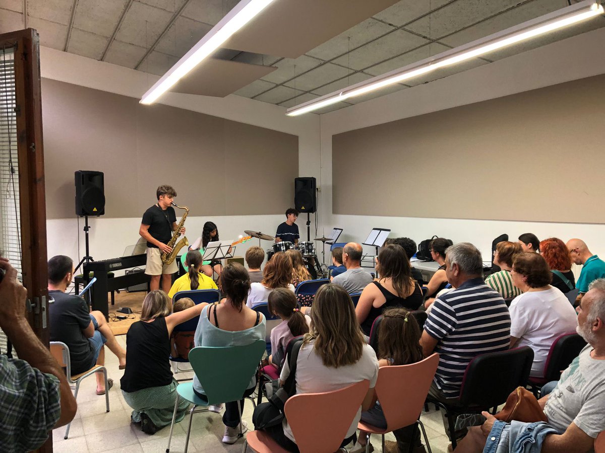 emmfaristol's tweet photo. Ahir vam fer el concert del Conjunt musical d'estiu després d’una setmana molt intensa de compartir música i aprenentatges. El vam fer amb la col·laboració del Combo jazz de l'escola d'aquest curs 22-23! 💥
#musica #concert #conjuntdestiu #combojazz #instruments #finaldecurs https://t.co/yRbTR4nHTY