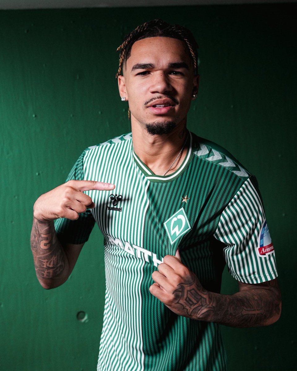 FussballBR's tweet photo. 🇩🇪 𝐏𝐀𝐏𝐀𝐆𝐀𝐈𝐎𝐒 𝐃𝐄 𝐓𝐑𝐀𝐉𝐄 𝐍𝐎𝐕𝐎! 👕🦜

O SV Werder Bremen apresentou sua nova camisa titular para a temporada 2023/24, produzida pela Hummel. 

Idealizada pela fornecedora dinamarquesa, o modelo tem referências da clássica camisa da seleção dinamarquesa de 1986.

📷 @WerderBremen.
