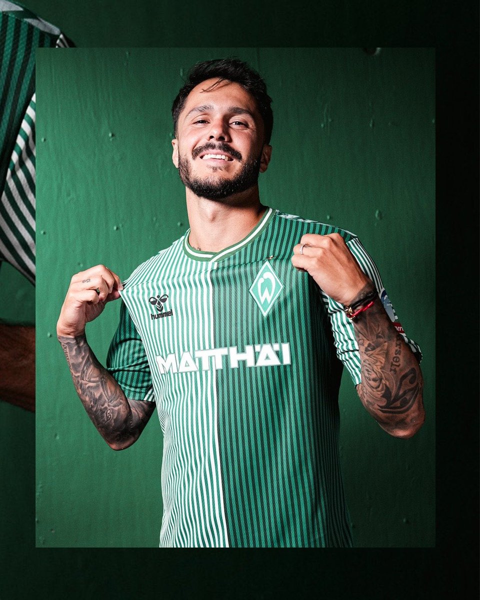 FussballBR's tweet photo. 🇩🇪 𝐏𝐀𝐏𝐀𝐆𝐀𝐈𝐎𝐒 𝐃𝐄 𝐓𝐑𝐀𝐉𝐄 𝐍𝐎𝐕𝐎! 👕🦜

O SV Werder Bremen apresentou sua nova camisa titular para a temporada 2023/24, produzida pela Hummel. 

Idealizada pela fornecedora dinamarquesa, o modelo tem referências da clássica camisa da seleção dinamarquesa de 1986.

📷 @WerderBremen.