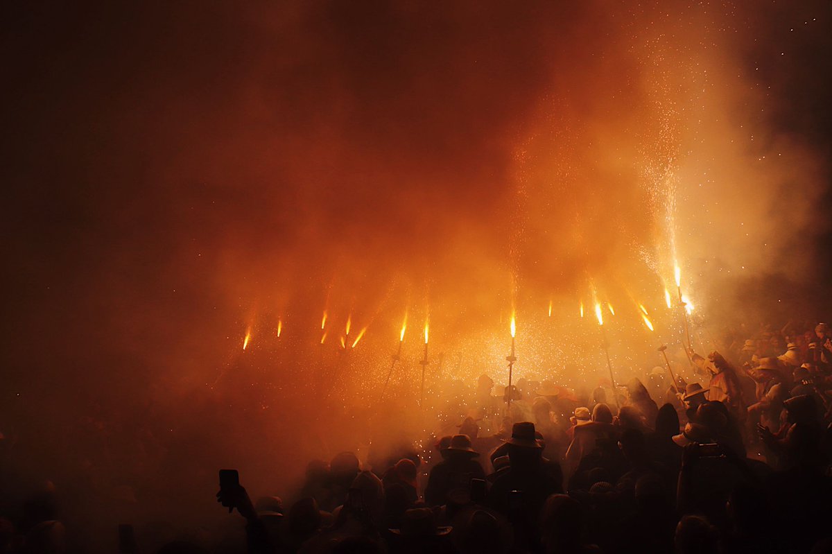 📅 Guardeu-vos les dates!
Us esperem a Cervera del 25 al 27 d'agost!

#AquelarredeCervera #Aquelarre #Cervera #culturapopular #festes #tradicions #música #foc #espectacle #lasegarra