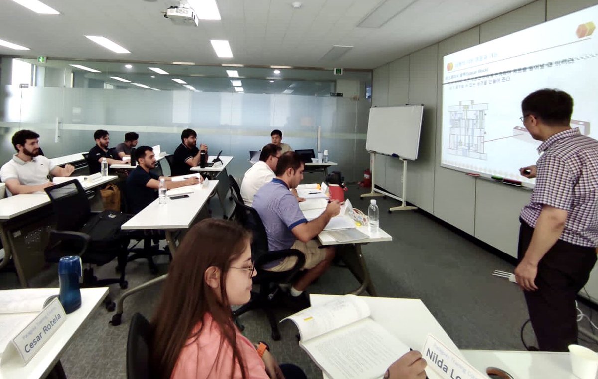CEMEparaguay's tweet photo. Los 10 jóvenes paraguayos ya se encuentran en Corea del Sur, recibiendo capacitaciones en el Instituto Tecnológico Automotriz #Katech, referente a moldes y #movilidadeléctrica. Las clases son impartidas por expertos internacionales de renombre a nivel mundial. 🇵🇾 🤝🇰🇷 https://t.co/K1NGNlNp0m