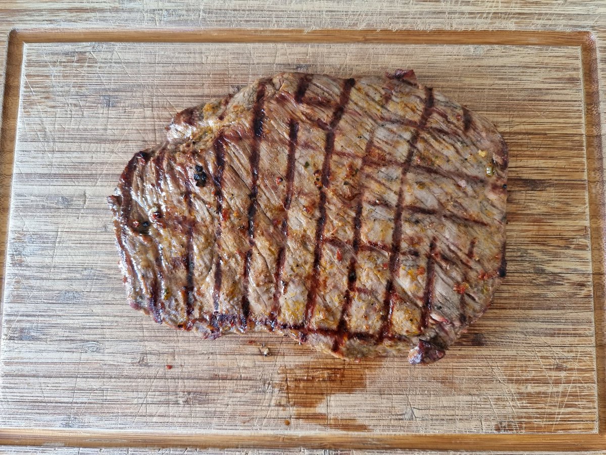 MarcBuergi's tweet photo. Swiss Premium Beef #Flanksteak.
Sei es #SecondCut oder #Metzgerstück. Bis in die 70er Jahre fand man diese Fleischstücke ganz selbstverständlich in den Metzgereien. Der Wohlstand verdrängte diese, meiner Meinung nach zu Unrecht. Richtig zubereitet, besonders auf dem Grill, sind diese #SpezialCuts einfach fantastisch!