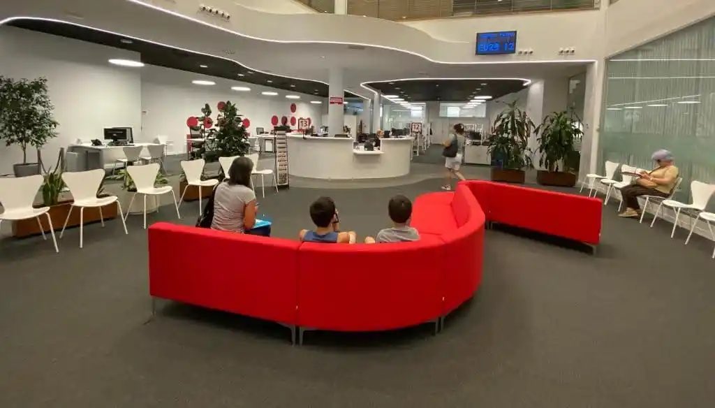 🔴 El Ayuntamiento apuesta por la cercanía y la atención personalizada a los vecinos.

El servicio en ‘El Caserón’ ha recuperado la total normalidad en sus instalaciones y atiende ya numerosos trámites sin cita previa, concretamente los certificados de empadronamiento y las