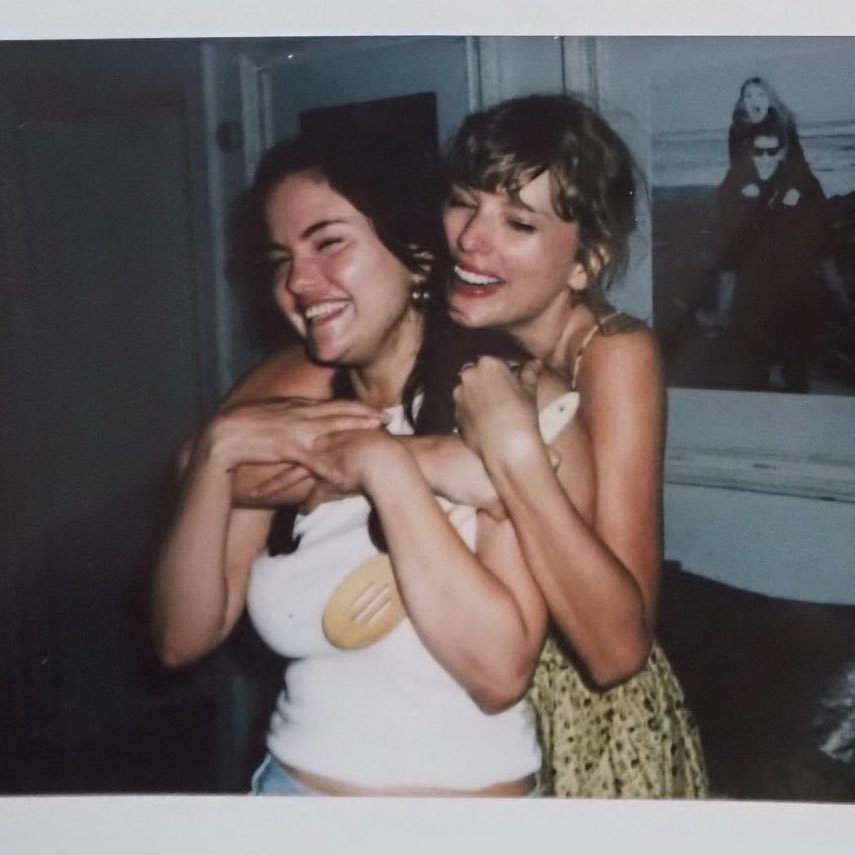 skinnysel's tweet photo. taylor swift and selena gomez being besties. that’s the tweet https://t.co/V37y6s9OTe