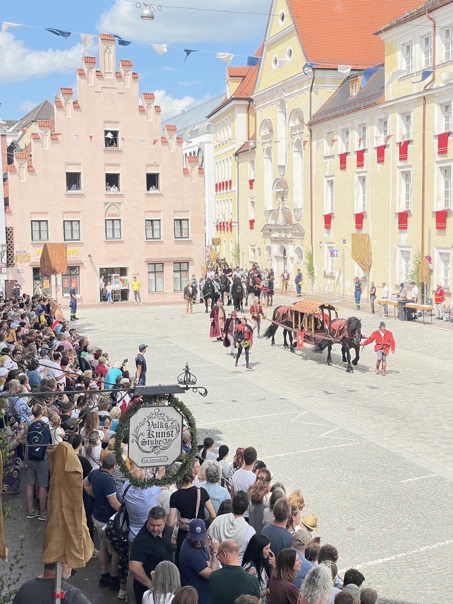 banym's tweet photo. Geniale Eindrücke waren es wieder beim Festumzug der #Laho vergangenen Sonntag. Und das Spektakel geht noch weitere 3 Wochen. #LandshuterHochzeit https://t.co/LVyb8pbdhK