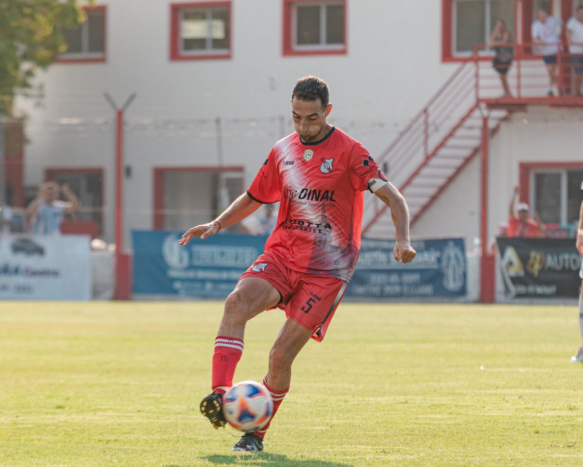 caminos_seba's tweet photo. Más de 300 partidos defendiendo al Lujanero, un animal, buen tipo. Feliz cumple Capitán! @maxipighin5 https://t.co/mytf0YJ86w