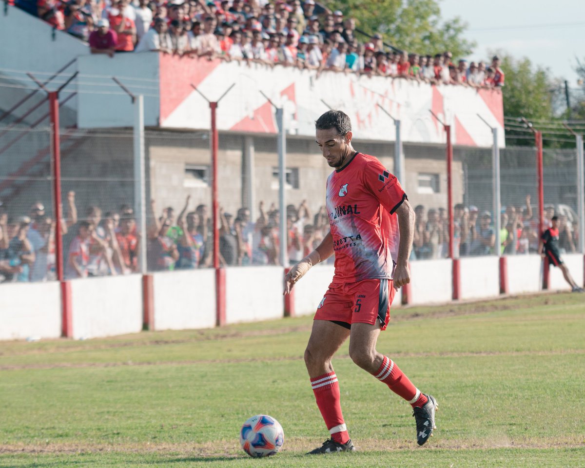 caminos_seba's tweet photo. Más de 300 partidos defendiendo al Lujanero, un animal, buen tipo. Feliz cumple Capitán! @maxipighin5 https://t.co/mytf0YJ86w
