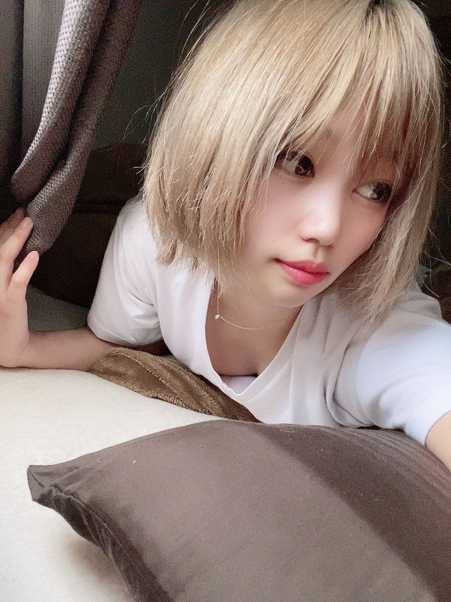 夏に近づくにつれ髪明るくしたいなぁって思っちゃう
ちなみに2年前の夏は金髪ショートでした🤣 https://t.co/2P9ePou9rB