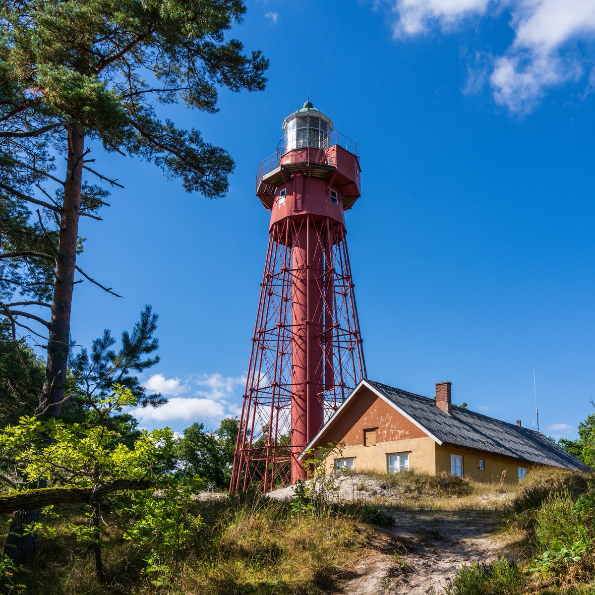 Det är fler än vi som känner en viss fyr-yra nu under sommaren! Programserien ”Svenska fyrar” är tillbaka med nya avsnitt i P1, lördagar kl. 16.35. Missade du helgens program om Sandhammaren? 
Följ länken, där du också hittar 14 avsnitt från förra året.
sverigesradio.se/svenska-fyrar