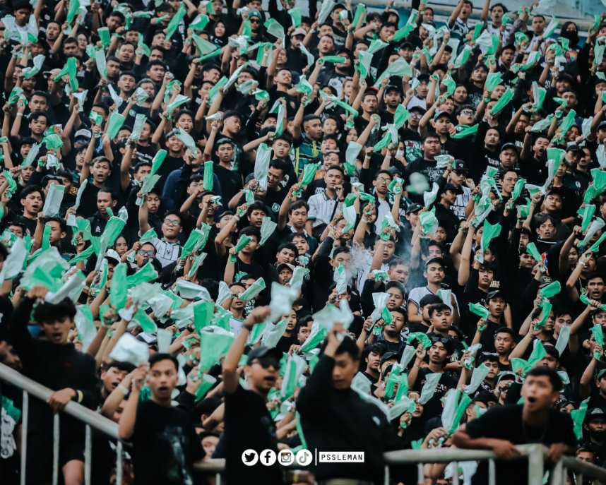PSSleman's tweet photo. Teriakan lantang pembakar semangat dari kawan-kawan @BCSxPSS_1976 sore tadi benar-benar menjadi suntikan motivasi untuk para penggawa Laskar Sembada!

Terima kasih, sampai jumpa lagi di laga berikutnya 🦅

#PSS #MoveForward #PSSvsPersis #PSSday https://t.co/pWGJPeei5f