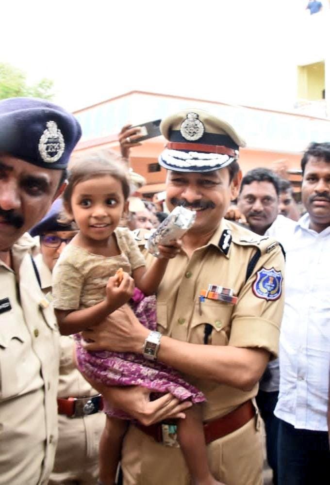 pavan_ankari's tweet photo. What a beautiful click.. 

Salute to @RachakondaCop for tracing the kidnapped girl in less than 12 hours! https://t.co/TivXGlGQFa