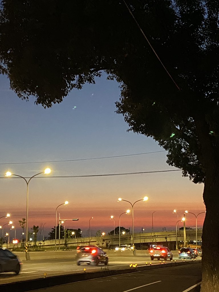 （昨天下班的天空）
現在下班都會看到漂亮夕陽很開心 https://t.co/qBiMQtGJ23