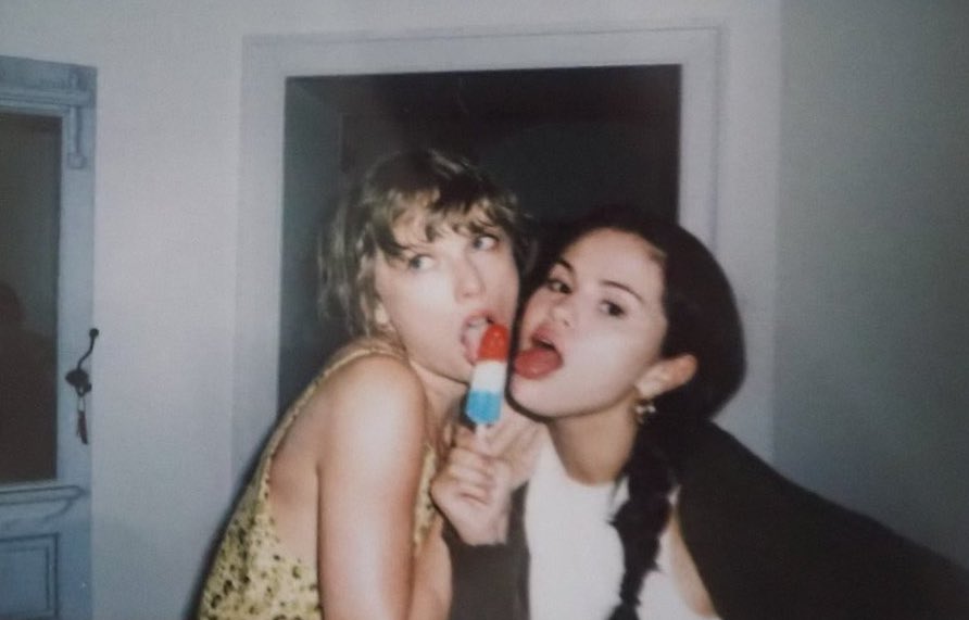 RT @PopBase: Taylor Swift and Selena Gomez celebrating the 4th of July together. https://t.co/XB2x7hxL9Z