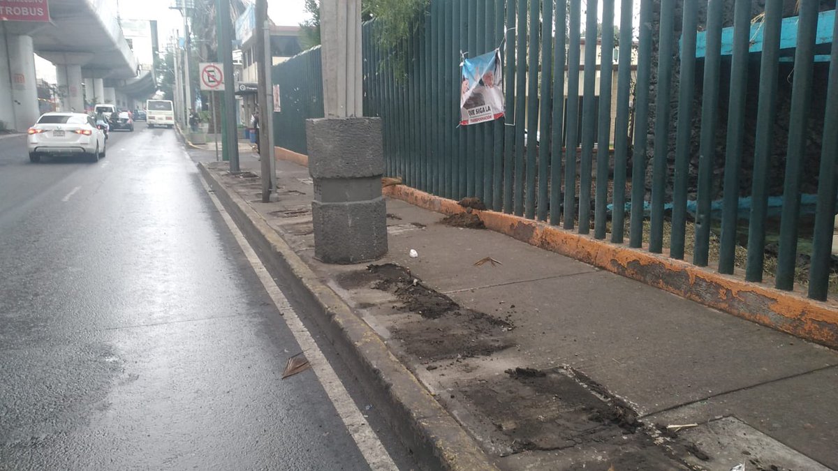 pinexela's tweet photo. @MartiBatres
@ClaraBrugadaM
@GobCDMX
@Metro @LaSEMOVI @Alc_Iztapalapa 
¿Cuál al es la intención de quitar los macetones que ayudaba a que puestos ambulantes no se colocaran en avenida Tlahuac col. Lomas Estrella 1a sección, o ya le entregaron los espacios a los ambulantes? https://t.co/DvtbBfPbh1