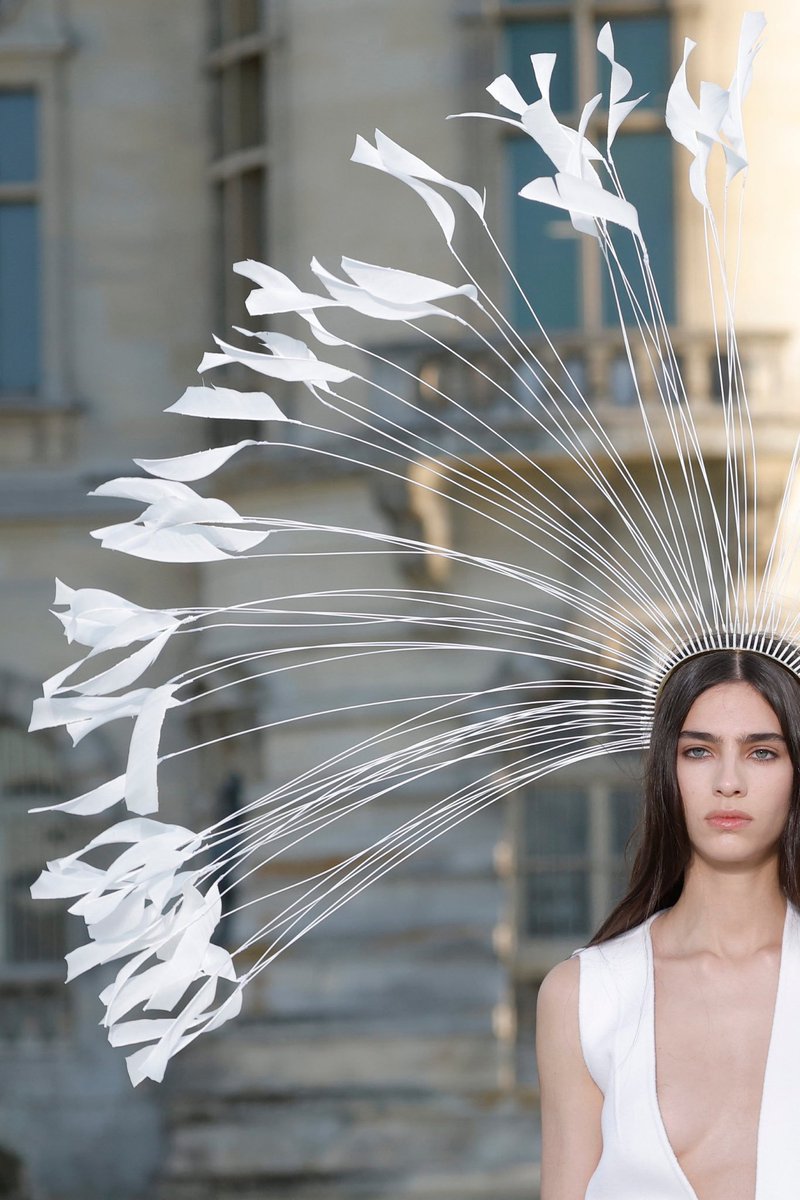 likeapraayer's tweet photo. Thread : a Coleção "Un Château" e a alta costura desconstruída de seus privilégios de Pierpaolo Piccioli para a Valentino. 

#PFW #Moda #AltaCostura #UnChâteau #PierpaoloPiccioli #Valentino https://t.co/l2eqpR6QJe