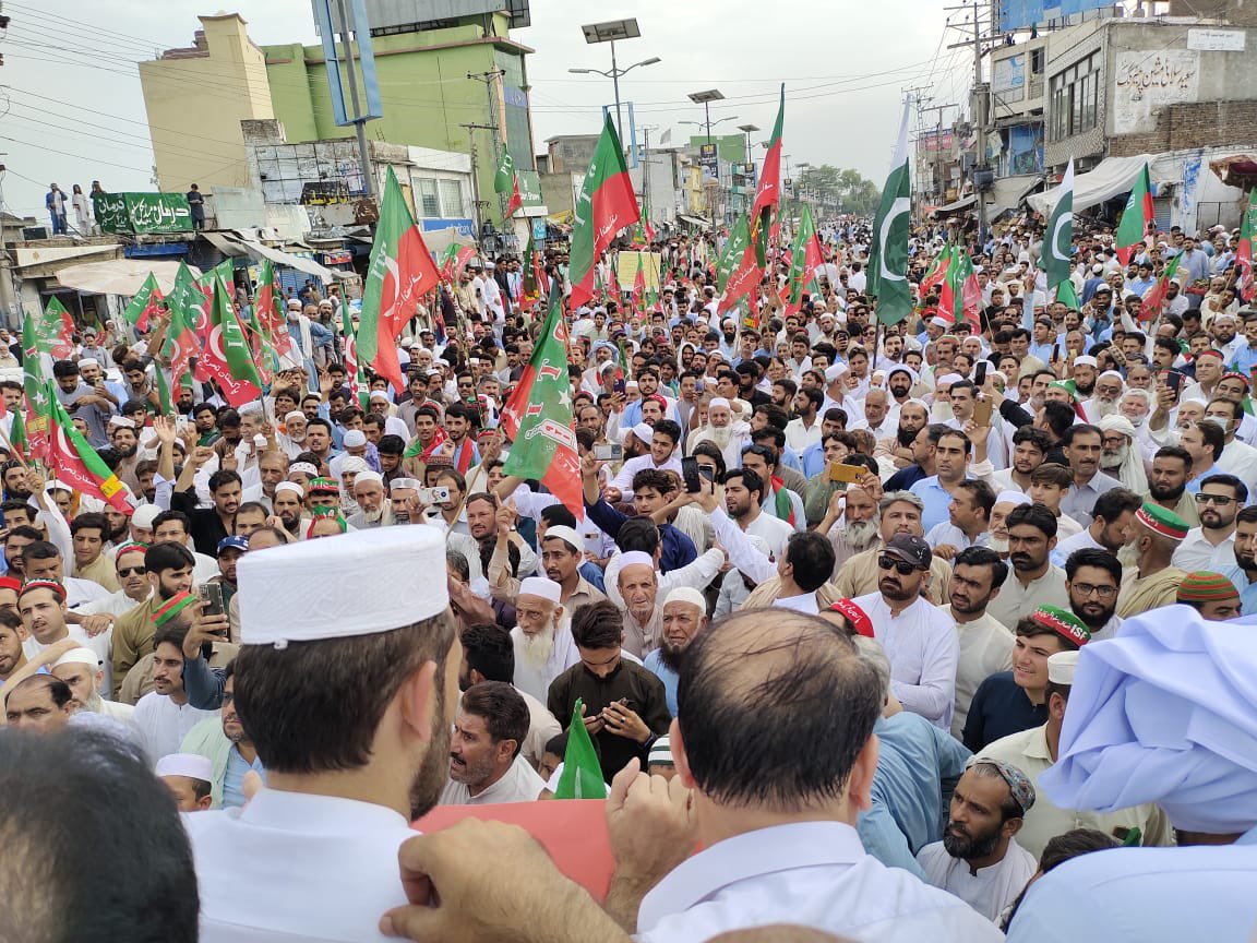 AsadQaiserPTI's tweet photo. صوابی میں عوام کی کثیر تعداد نے سویڈن میں قرآن پاک کی بے حرمتی کے خلاف پی ٹی آئی کے احتجاجی مظاہرے میں شرکت کی ۔ 

#PTIProtestOnFriday
#قرآن_کی_بےحرمتی_نامنظور https://t.co/1PgELRouMV