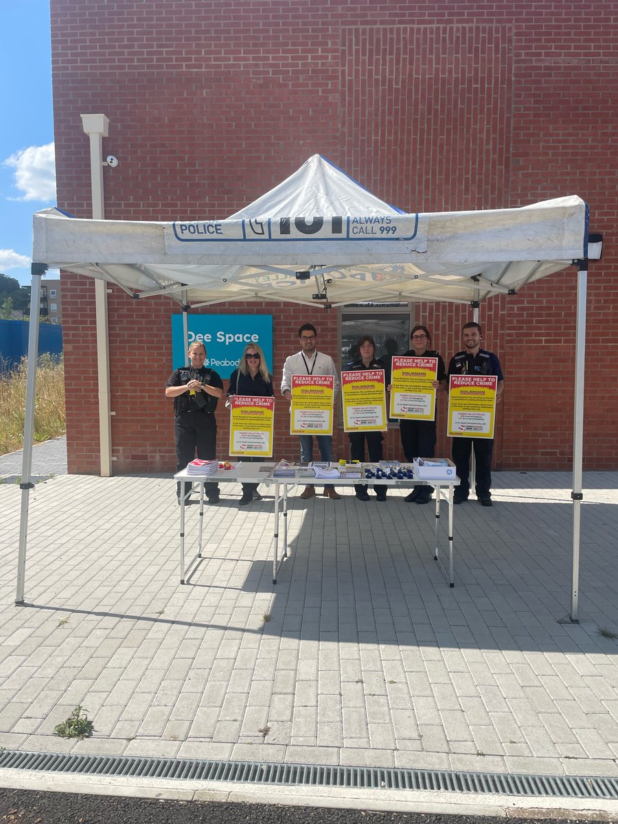 TVP_BerksWest's tweet image. The Tilehurst Neighbourhood Team. Reading Borough Council and Royal Berkshire Fire Service are outside the Dee Space Community Centre. Ready to talk ASB and Fire Saftey! Come and Say Hello!