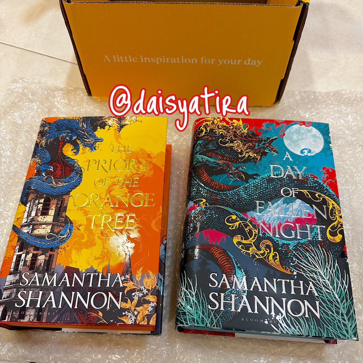 DaisyRamblings's tweet photo. Looks what come in the mail yesterday 😍😍😍
Super in love with this #Illumicrate #RootsOfChaos set. The edge painting is soo beautiful. The books is big and I feels like reading this physical books instead of ebook. This set of book really worth it. https://t.co/4xjq5IaFt1