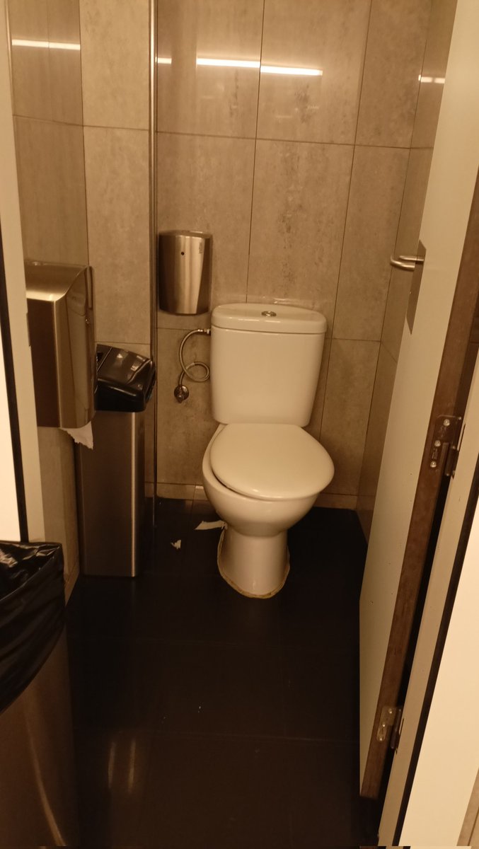 Foto de les 5 de la matinada durant la #festadels80 a <a href="/LuzdeGasClub/">Luz de Gas</a> . Lavabos impecables. Per aquesta raó i moltes més és la millor discoteca que conec. Que n'aprenguin!