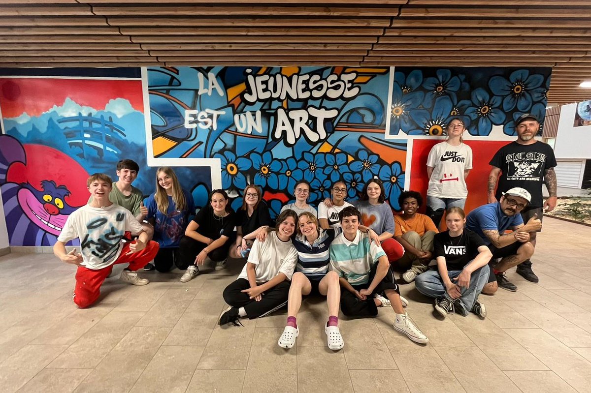 regionbretagne's tweet photo. La Région encourage la créativité et la #culture dans les #lycées bretons !
🎨 Des élèves du lycée Simone Veil de Liffré en Ille-et-Vilaine ont réalisé une fresque évoquant la nature et l'#écologie encadrés par des artistes du collectif 100 pression. https://t.co/2wtIUvMoTj