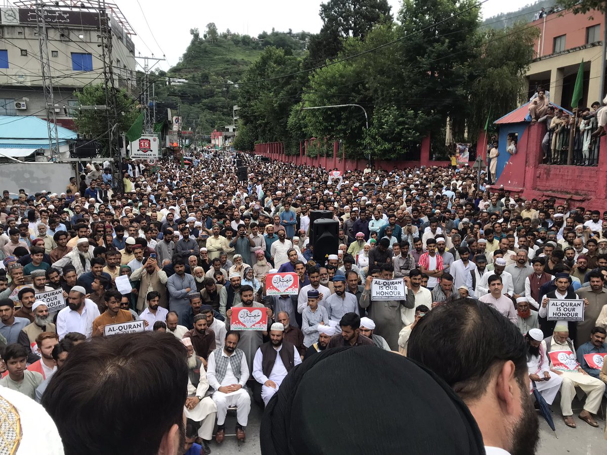 DanialShahab's tweet photo. مظفرآباد ،7 جولائی 2023
سویڈن میں بے حرمتی قرآن کے واقعہ کی مذمت واس حوالہ سے یوم تقدس حرمت قرآن کے موقع پرمظفرآباد میں تمام سیاسی و مذہبی جماعتوں کی جانب سے احتجاجی ریلی کا انعقاد و شرکت،مولانا زاہد اثری نے مرکزی جمعیت اہل حدیث کی نمائندگی کرتے ہوئے اپنے خیالات کا اظہار کیا۔ https://t.co/YIVYaxhkoA