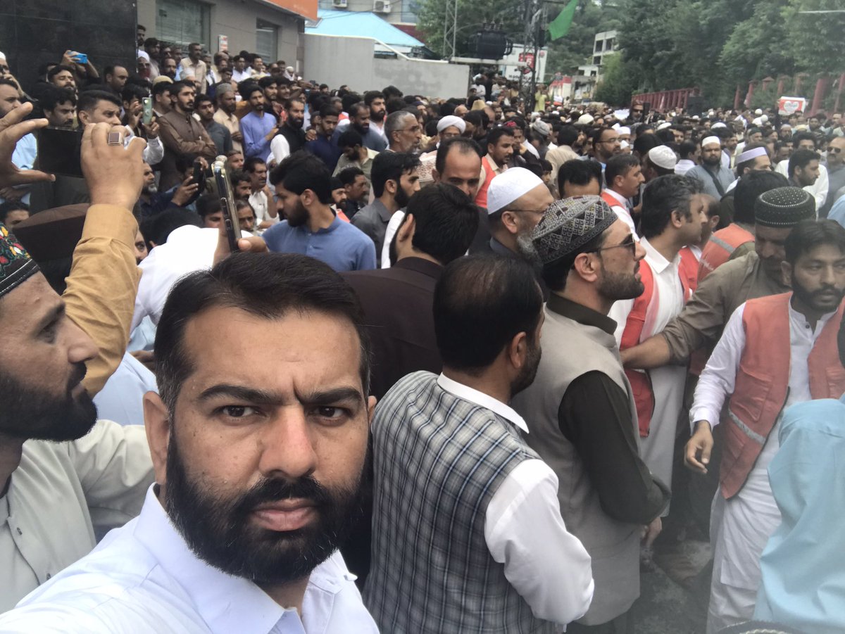 DanialShahab's tweet photo. مظفرآباد ،7 جولائی 2023
سویڈن میں بے حرمتی قرآن کے واقعہ کی مذمت واس حوالہ سے یوم تقدس حرمت قرآن کے موقع پرمظفرآباد میں تمام سیاسی و مذہبی جماعتوں کی جانب سے احتجاجی ریلی کا انعقاد و شرکت،مولانا زاہد اثری نے مرکزی جمعیت اہل حدیث کی نمائندگی کرتے ہوئے اپنے خیالات کا اظہار کیا۔ https://t.co/YIVYaxhkoA