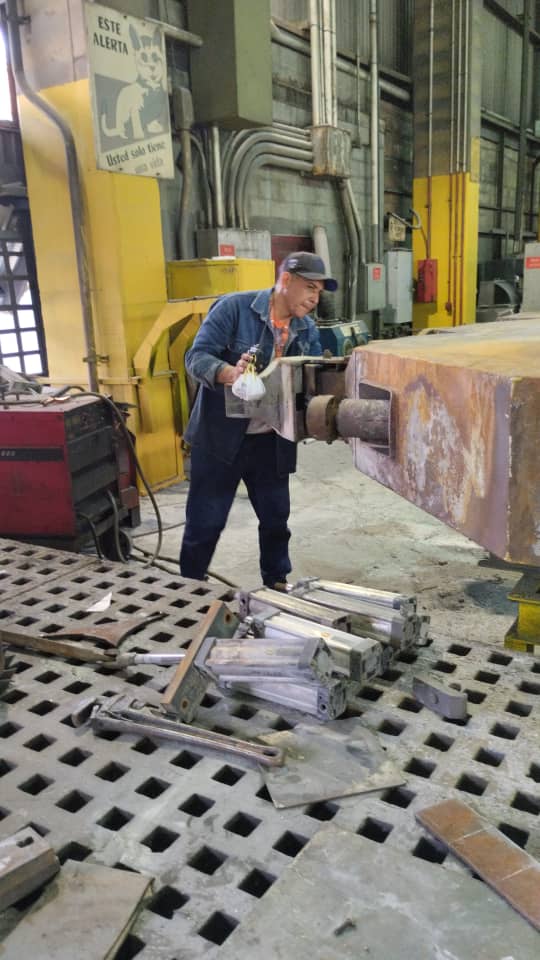 VENALUM_CVG's tweet photo. #Entérate|| El valioso personal venalumnista, da continuidad a los trabajos de ensamblado, reparación de tolvas y restauración de piezas, garantizando la producción en niveles óptimos.

@CVG_Oficial 
@burrundangac 
@Hectorsilvavzla https://t.co/L3JpEl7JPa
