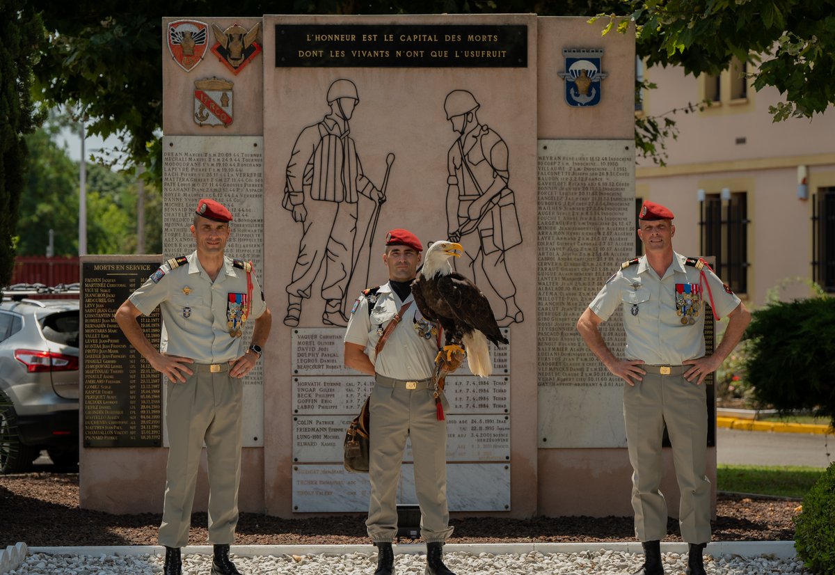 17eRGP's tweet image. #PASSCOM
Hier, le 17e RGP a changé de chef de corps. Le colonel  Le Vey a transmis le commandement du régiment au colonel Zeni à l'occasion d'une cérémonie sur le cours Foucault présidée par le général de brigade Benoît Desmeulles, commandant la @11eBP.