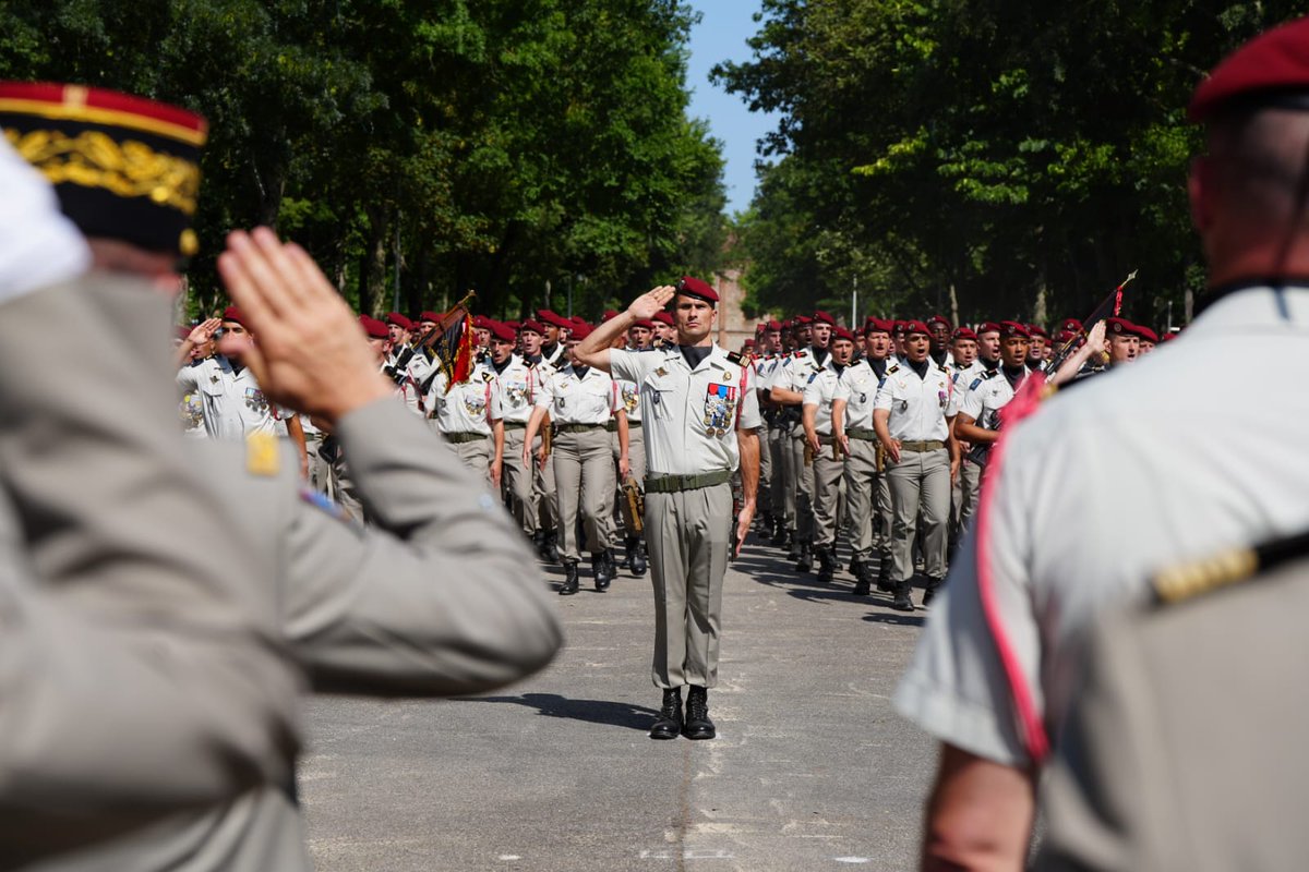 17eRGP's tweet image. #PASSCOM
Hier, le 17e RGP a changé de chef de corps. Le colonel  Le Vey a transmis le commandement du régiment au colonel Zeni à l'occasion d'une cérémonie sur le cours Foucault présidée par le général de brigade Benoît Desmeulles, commandant la @11eBP.