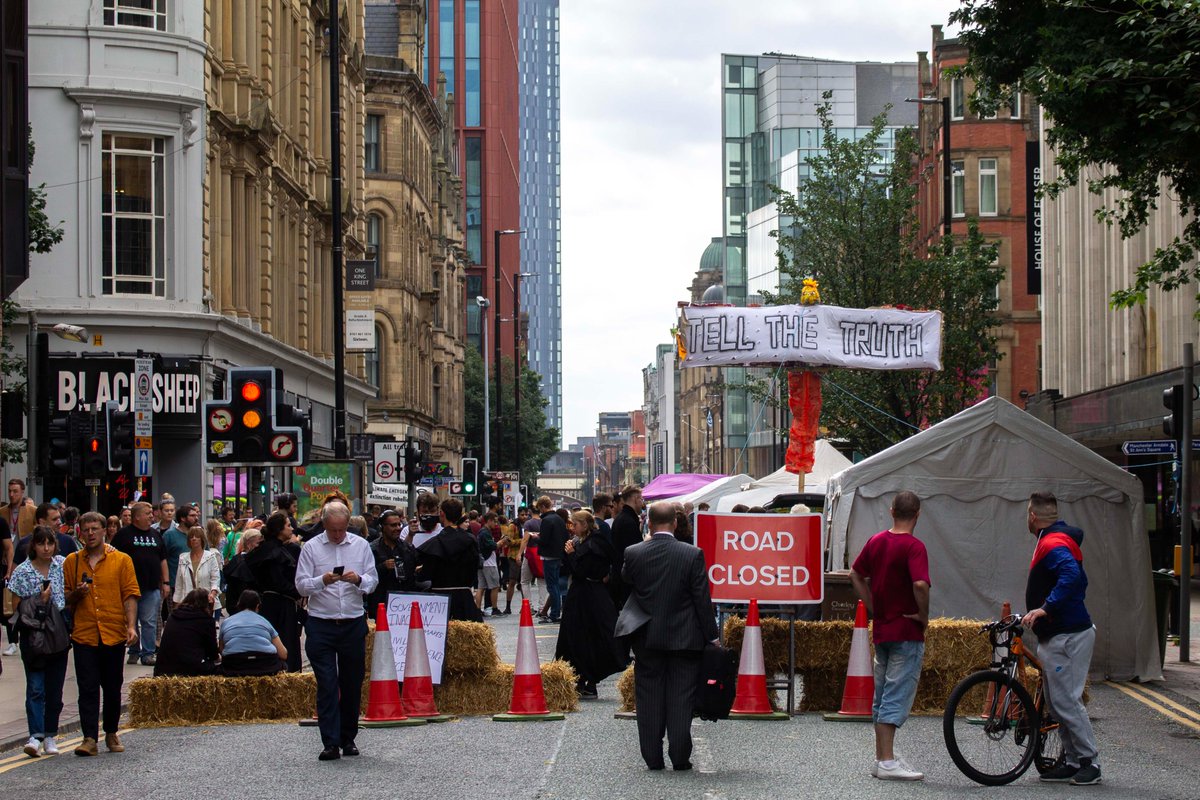 PhotoTjv's tweet photo. Reading The Signs

(Deansgate, Manchester, August 2019)  

#photography #streetphotography #protestphotography #eventphotography #activism #protest #signs #environmentalism #ExtinctionRebellion #NorthernRebellion #Deansgate #Manchester https://t.co/KgwFFg9ug2