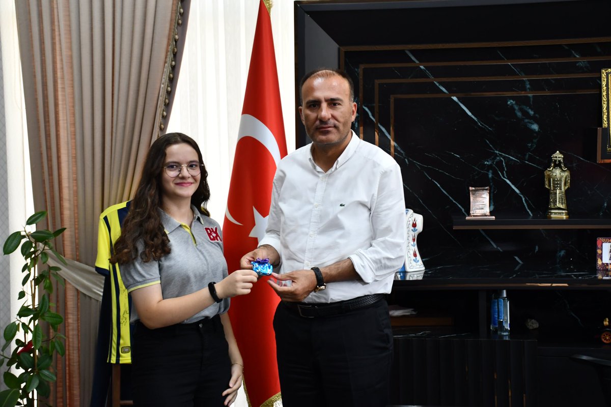 mem_siirt's tweet photo. İl Millî Eğitim Müdürü Deniz Edip, LGS’de Türkiye birincisi olan Bahçeşehir Koleji öğrencisi Cansu Ela Eren’i, ailesini ve öğretmenlerini makamında konuk etti. Eren’i tebrik ederek altın hediye eden İl Müdürü Edip, emeği geçenlere teşekkür etti.
@tcmeb @Yusuf__Tekin @dnzdp1979 https://t.co/h2vfmyzu4k