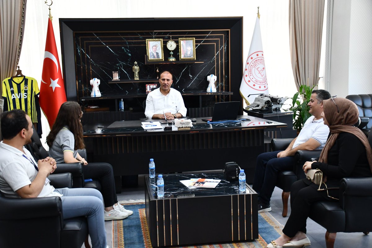 mem_siirt's tweet photo. İl Millî Eğitim Müdürü Deniz Edip, LGS’de Türkiye birincisi olan Bahçeşehir Koleji öğrencisi Cansu Ela Eren’i, ailesini ve öğretmenlerini makamında konuk etti. Eren’i tebrik ederek altın hediye eden İl Müdürü Edip, emeği geçenlere teşekkür etti.
@tcmeb @Yusuf__Tekin @dnzdp1979 https://t.co/h2vfmyzu4k