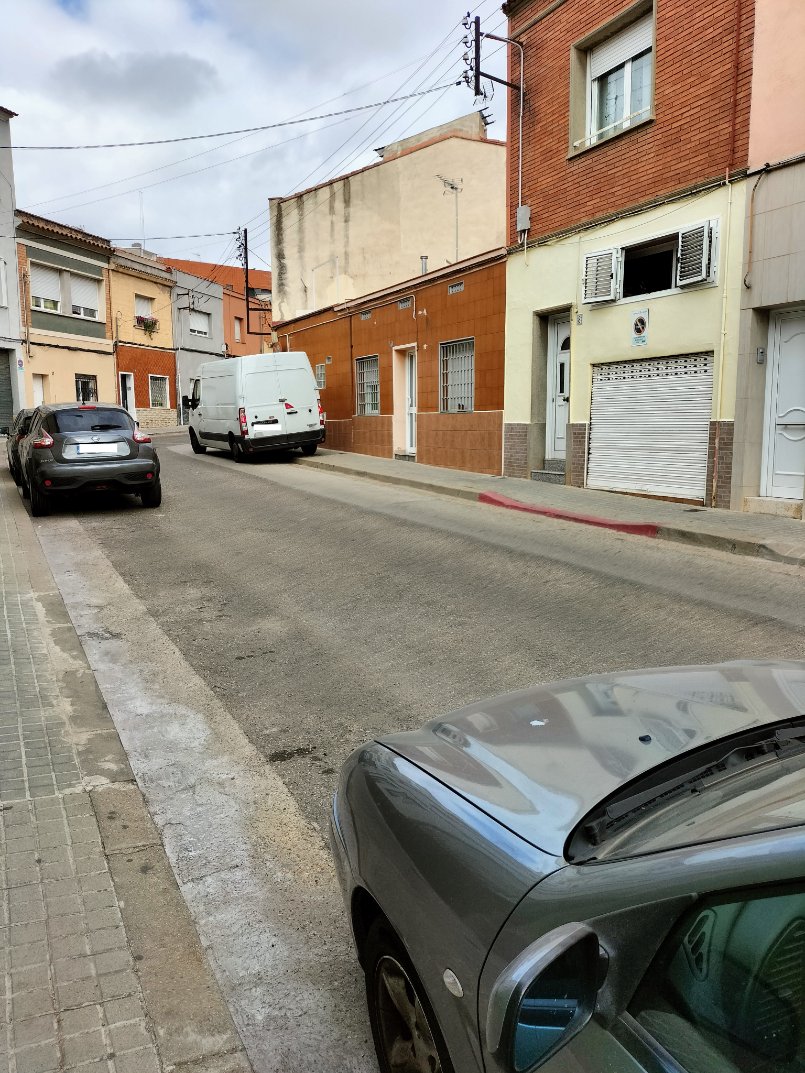 AfecSerraCamero's tweet photo. "Puff això de fer maniobres per aparcar havent lloc només per dos minuts... prefereixo deixar-ho sobre la vorera". Total, sóc impune, oi @socmartafarres i @PoliciaSabadell? #incivisme #PMR #cotxesVoreresSabadell #JaNHiHaProu #FemBarri? #SabadellEnMarxa? #SomSabadell? #Tolerancia0 https://t.co/uWneJN3B6A