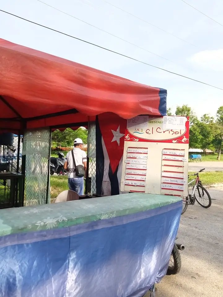 islaricardo70's tweet photo. El Restaurante Mini Crisol perteneciente a la UEBE El Mesón, listo para prestar un servicio de excelencia, acompañado de la rica y refrescante cerveza cristal.
#UebeElMeson
#EMGH
#VeranoConAmor https://t.co/s0X4QF0Cg5
