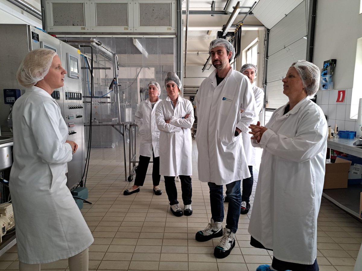 Uitwisseling tussen 3 politici <a href="/vlaparl/">Vlaams Parlement</a> en ILVO! 
Dank aan <a href="/JokeSchauvliege/">Joke Schauvliege</a> <a href="/miekeschauv/">Mieke Schauvliege</a> <a href="/wfschiltz/">Willem-Frederik Schiltz</a> 
voor enthousiaste reacties en vragen tijdens de rondleiding.
<a href="/JongeAcademie/">Jonge Academie</a> <a href="/SarahGarre/">Sarah Garre</a>  @jonasvandicke <a href="/karen_FoodPilot/">Karen Verstraete</a> <a href="/FoodPilot_Melle/">Food Pilot</a> <a href="/LeVndaele/">Leen Vandaele</a> <a href="/BertSeghers/">Bert Seghers</a>