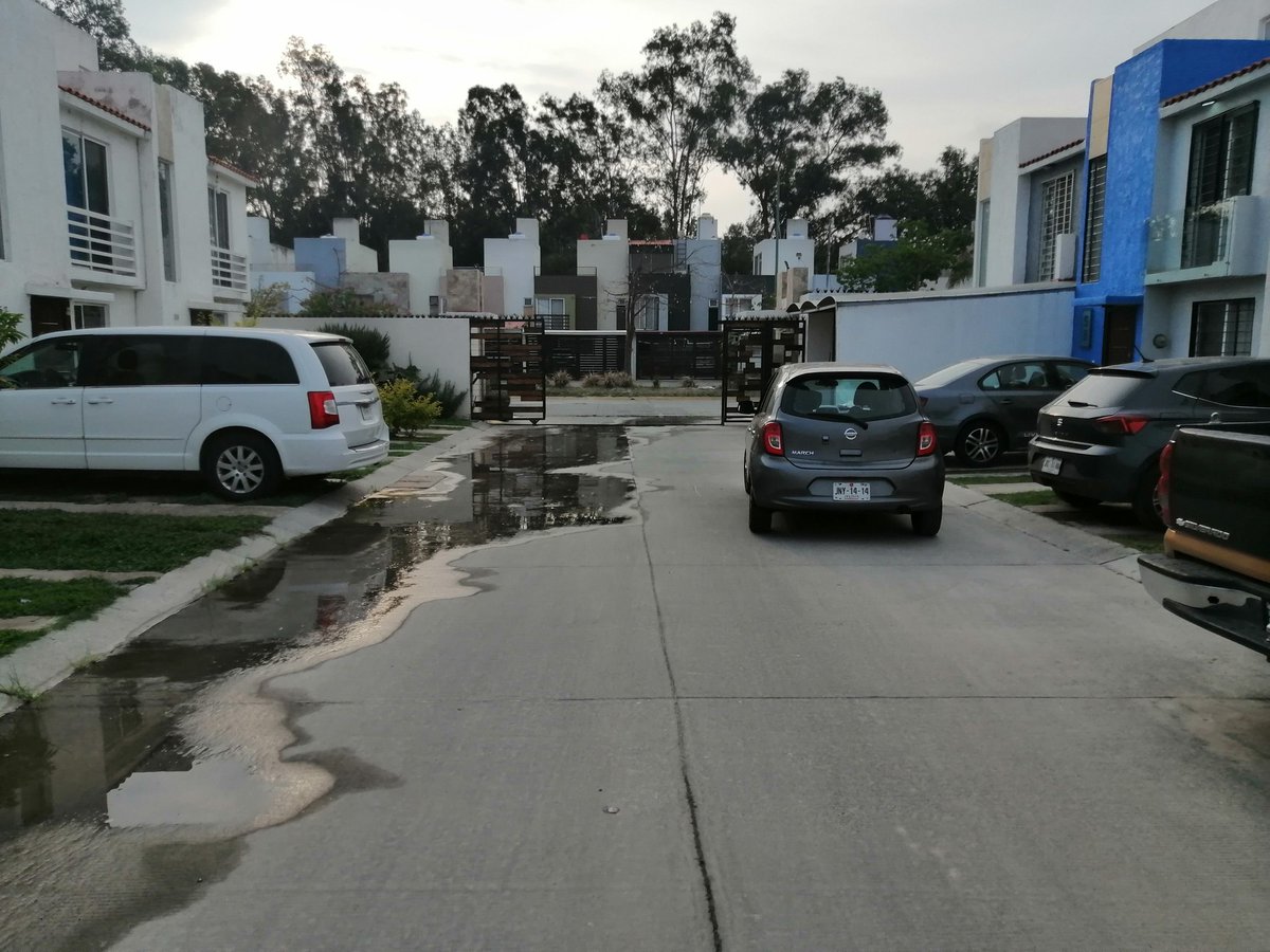 EdgarAlvarezmtz's tweet photo. @siapagdl Gracias. Ayer fue personal a revisar. Dijeron que ya no hay fuga. Sin embargo estas fotos son de ahora mismo. La fuga esta en otro punto. https://t.co/nT47zgGCRl