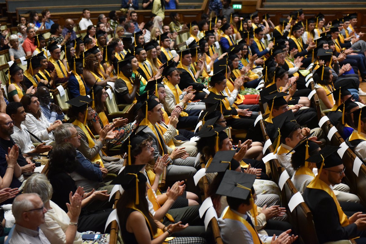 LettresSorbonne's tweet photo. “Je vous félicite et me réjouis pour vous car vous tenez la preuve que vous pouvez accomplir de grandes choses.”
🎓David Lefebvre, vice-doyen ressources et moyens financiers, ouvre la dernière cérémonie de remise des diplômes.
👏 aux diplômées et diplômés de l’UFR d’histoire. https://t.co/F4e7MMZGHf