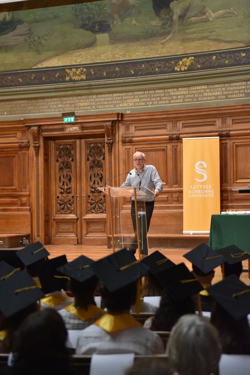 LettresSorbonne's tweet photo. “Je vous félicite et me réjouis pour vous car vous tenez la preuve que vous pouvez accomplir de grandes choses.”
🎓David Lefebvre, vice-doyen ressources et moyens financiers, ouvre la dernière cérémonie de remise des diplômes.
👏 aux diplômées et diplômés de l’UFR d’histoire. https://t.co/F4e7MMZGHf