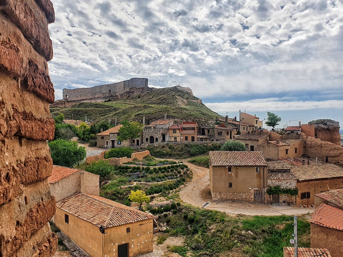 Castillo, románico, bodegas y reconquista. Desde la torre de la iglesia de San Miguel de San Esteban de Gormaz  
<a href="/CyLesVida/">Turismo Castilla y León</a>