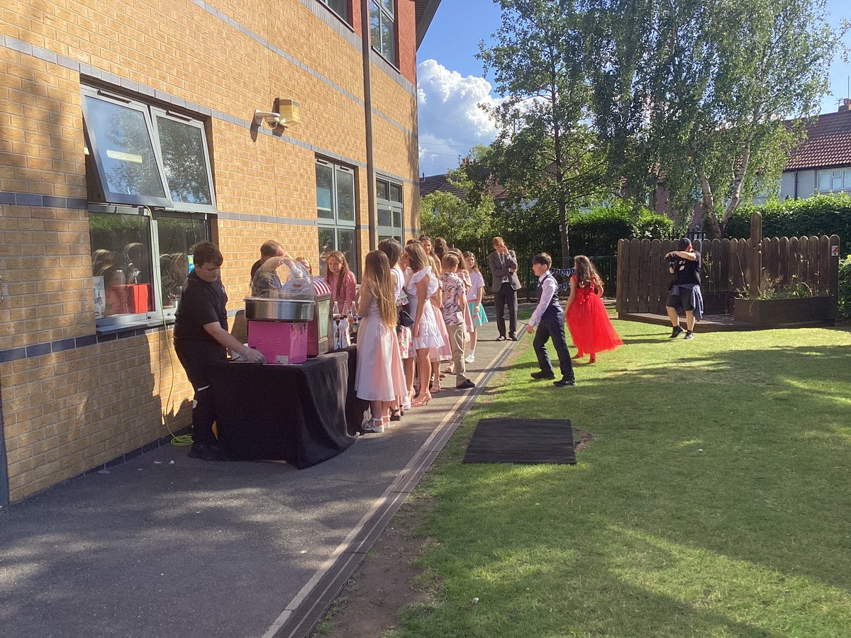 Flomellynews's tweet photo. Flo Melly Prom 2023 #PROM2023 #IfYouCanDreamItYouCanDoIt #DREAMS #FloMelly #Graduation https://t.co/YvFU0PCImv